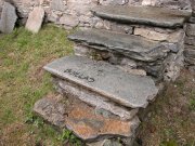 Il nome della località di Boillas,
dipinto sui gradini della scuola
(9739 bytes)